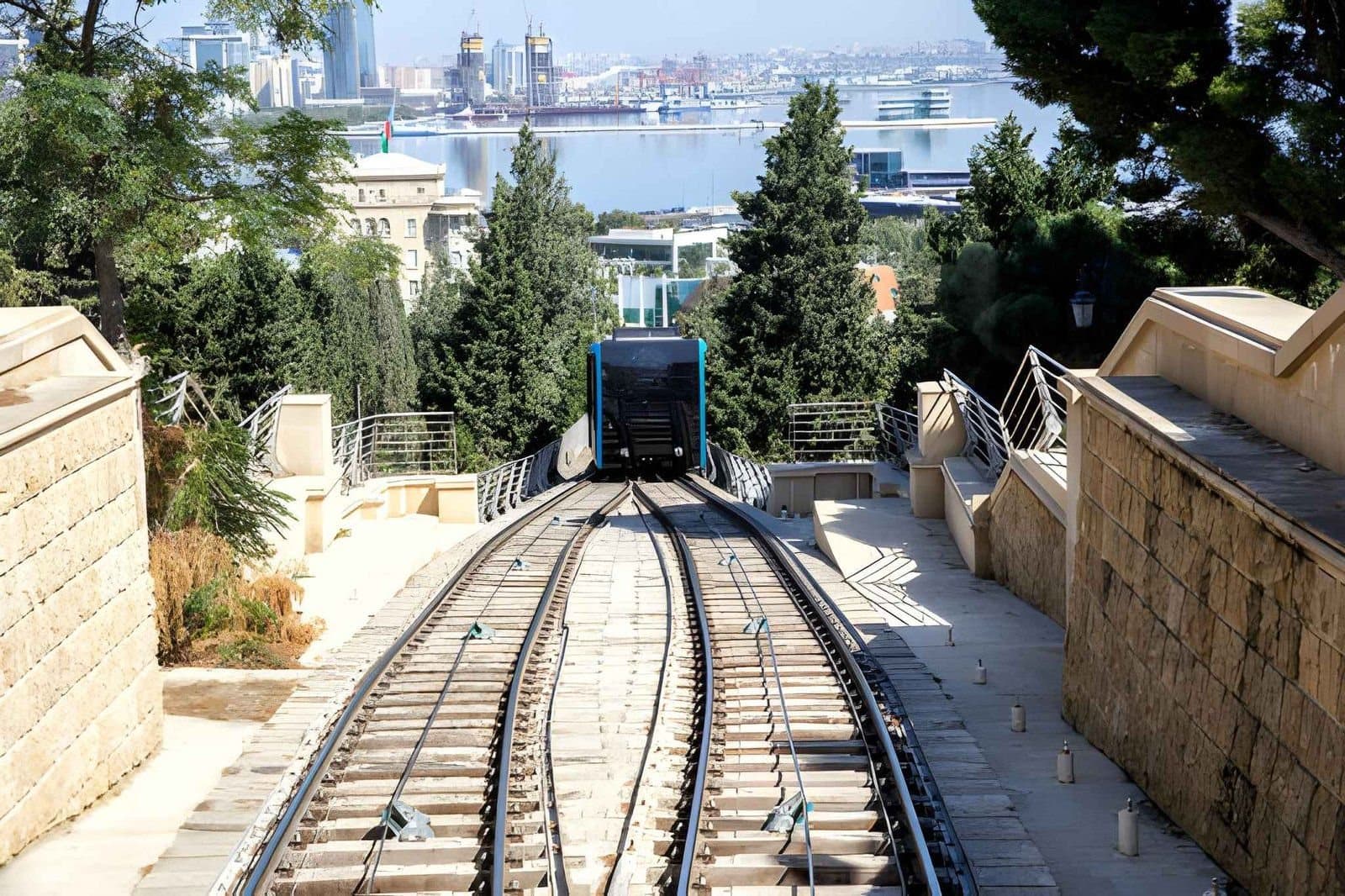 The funicular climbing towards Highland Park above the bay